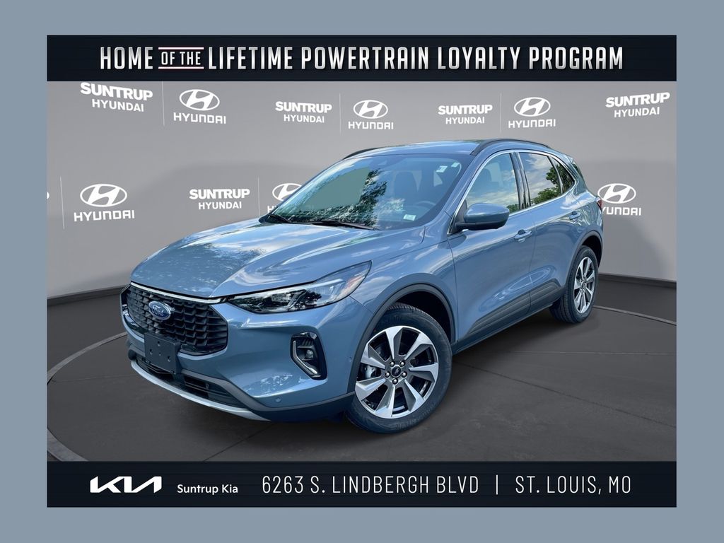 2023 Ford Escape Platinum's photo