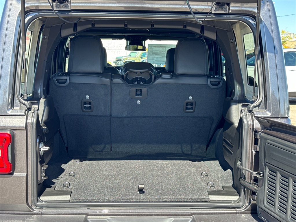 2025 Jeep Wrangler Sahara photo 9