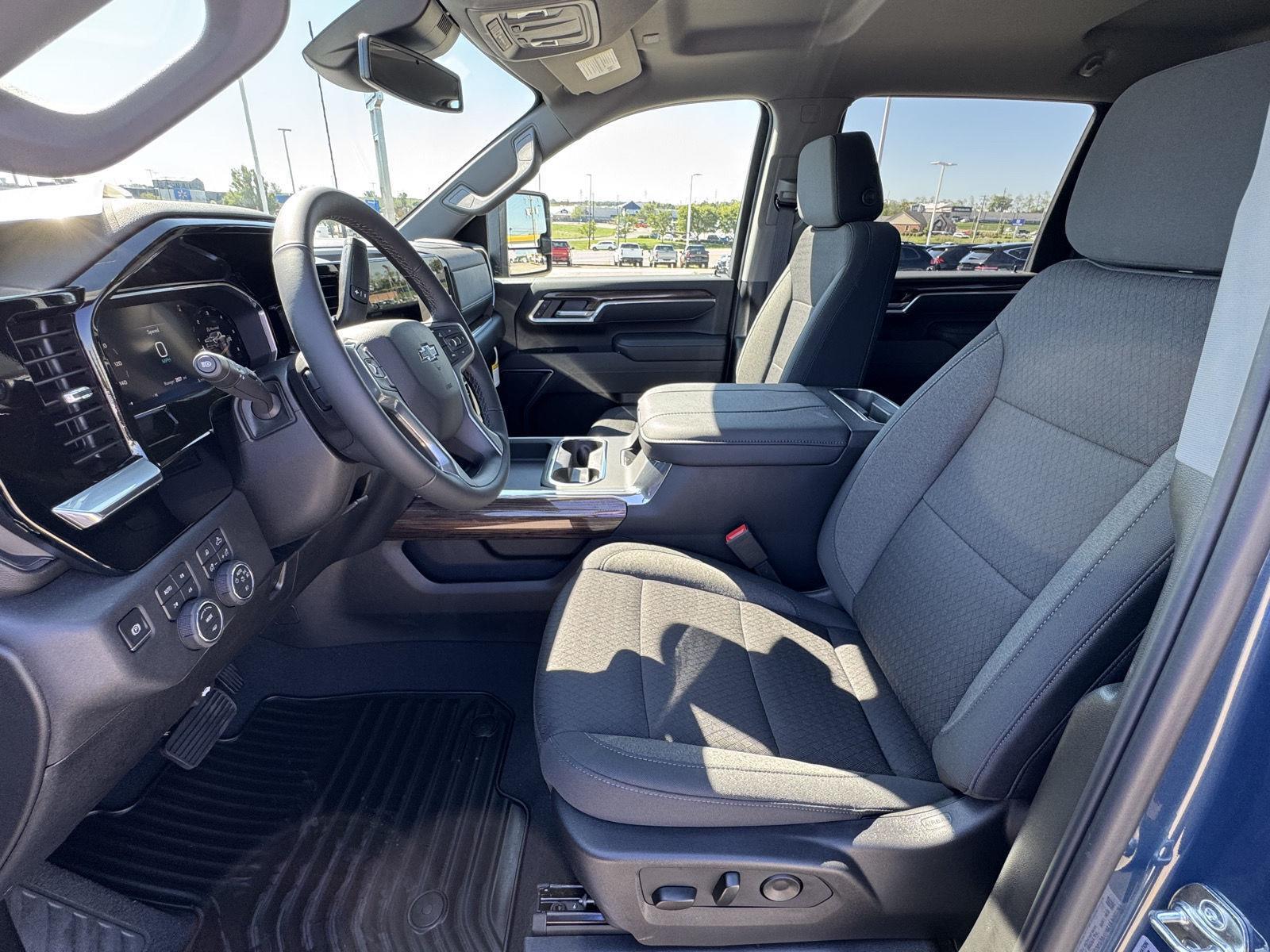 2026 Chevrolet Silverado 2500HD LT photo 4