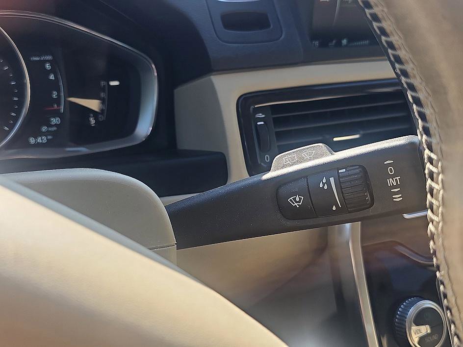 2015 Volvo XC70 T6 Platinum photo 13