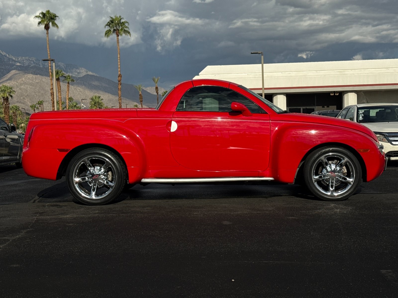 2004 Chevrolet SSR Base photo 2
