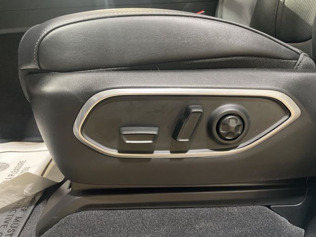 2025 Jeep Wagoneer L Series II Carbide photo 21