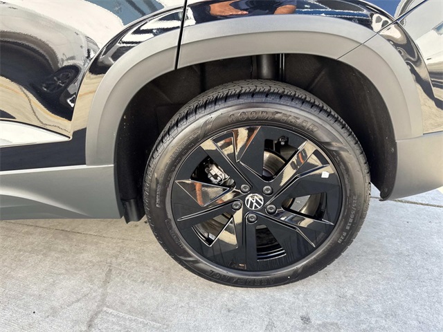 2025 Volkswagen Taos SE photo 3