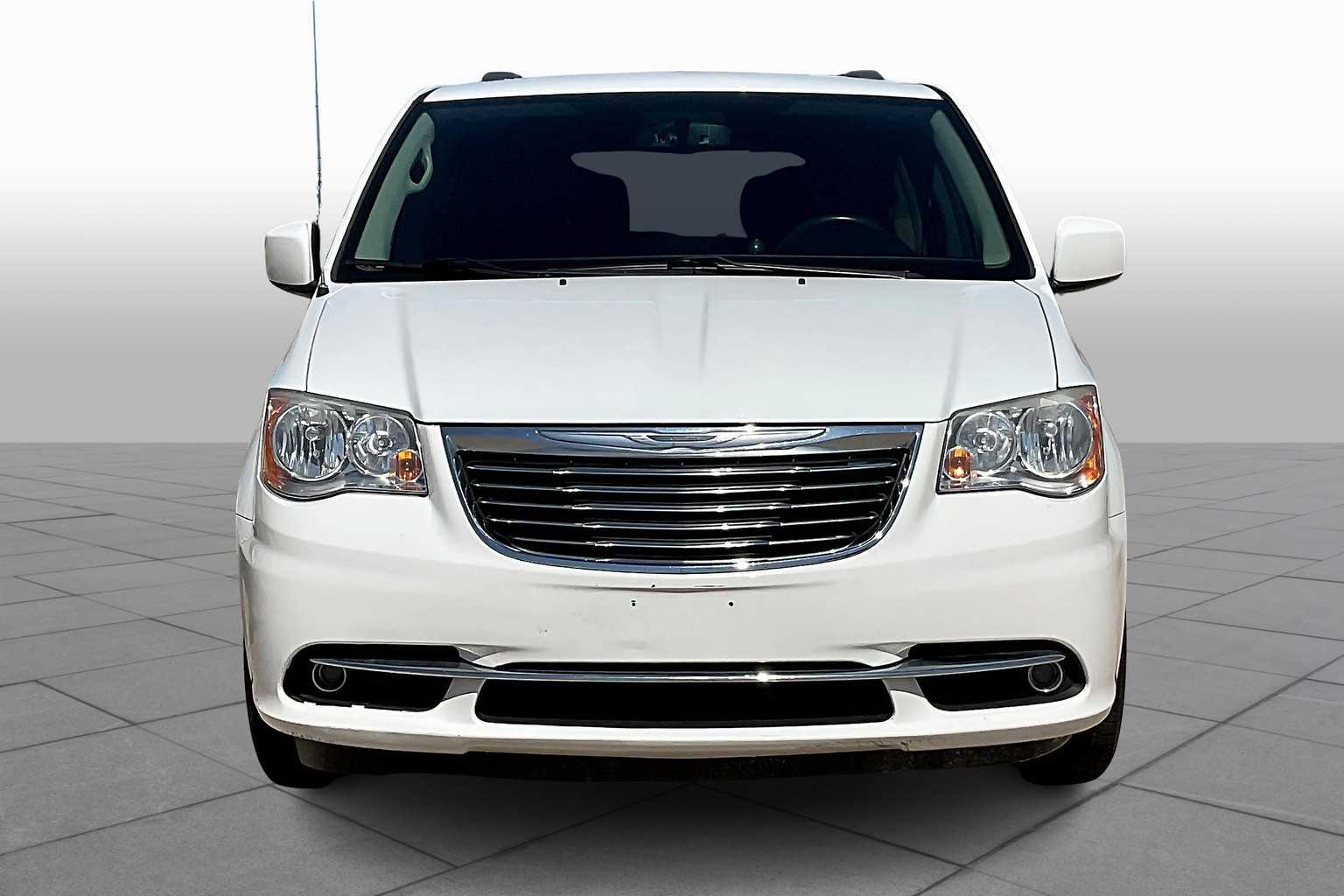 2014 Chrysler Town & Country Touring photo 3