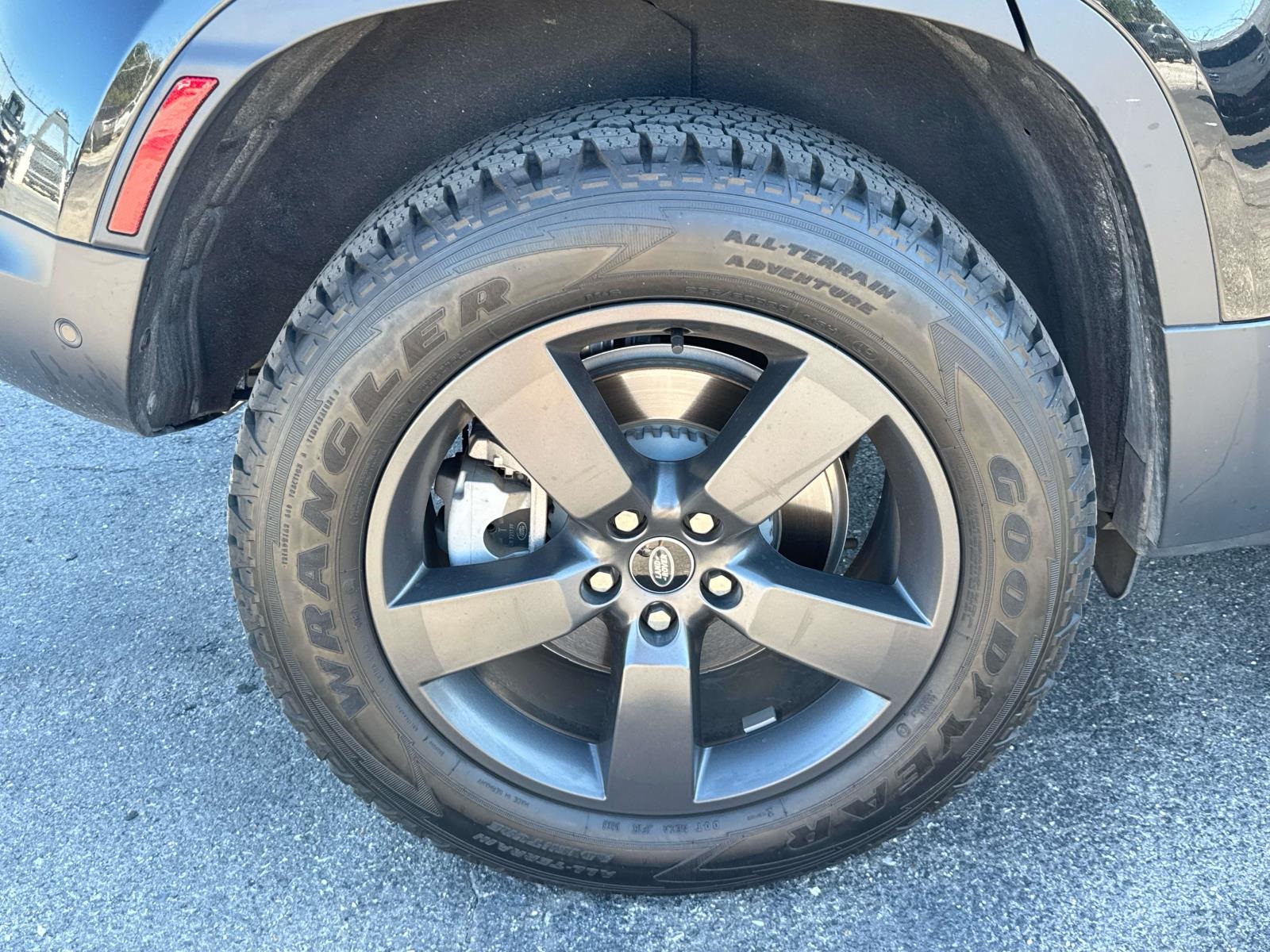 2023 Land Rover Defender 110 SE photo 3