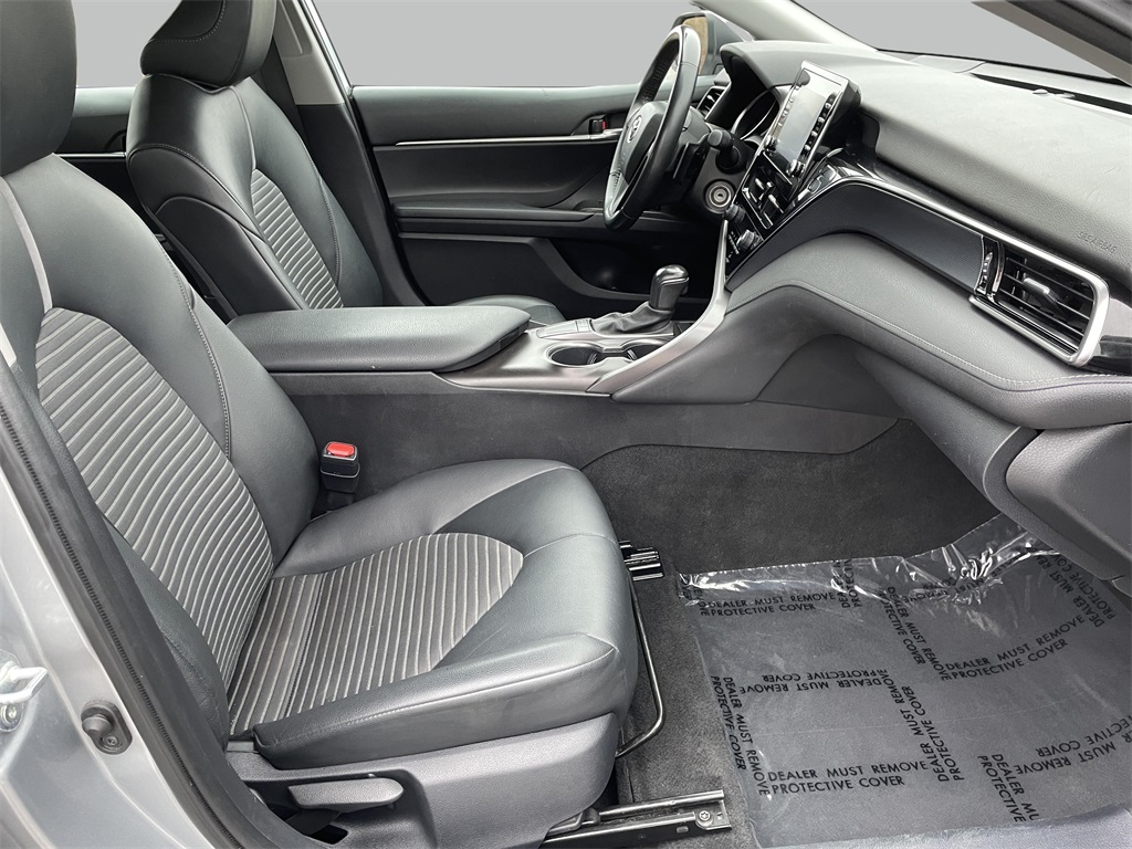 2022 Toyota Camry SE photo 13