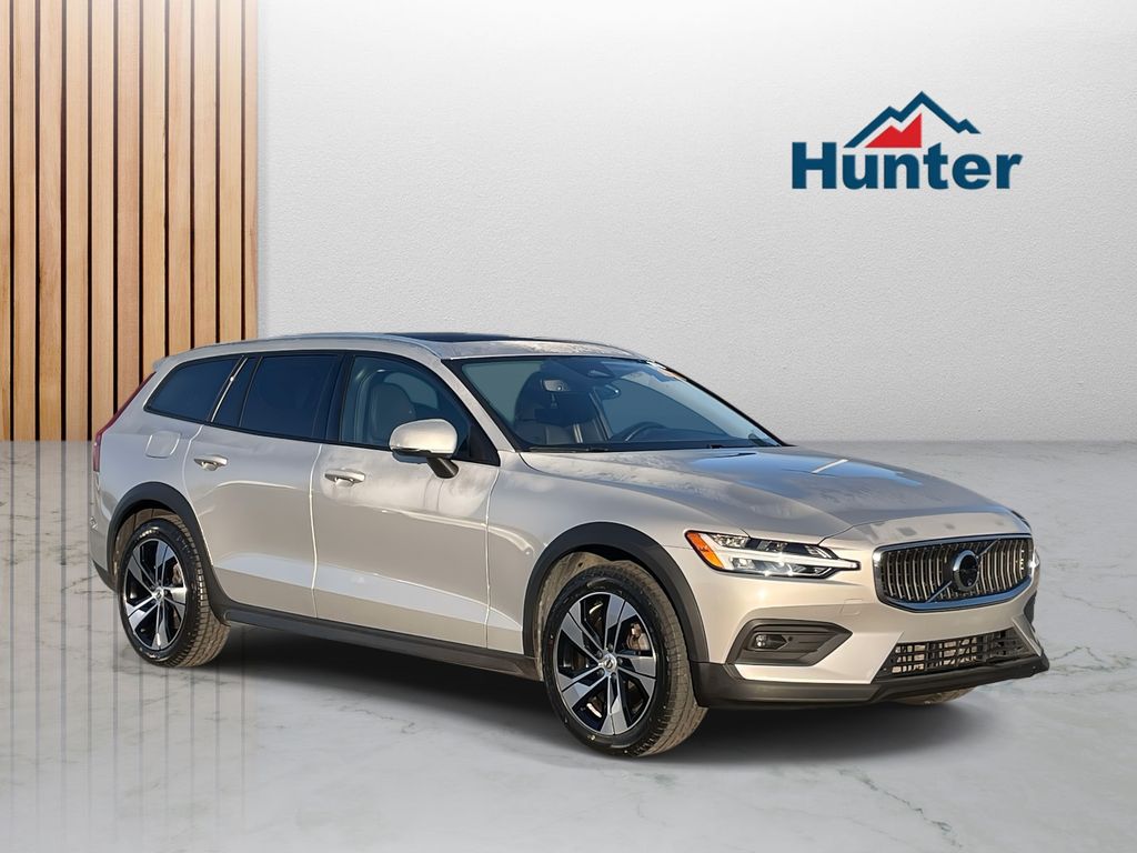 2025 Volvo V60 Cross Country Plus's photo