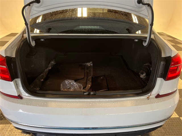 2017 Volkswagen Passat R-Line photo 4