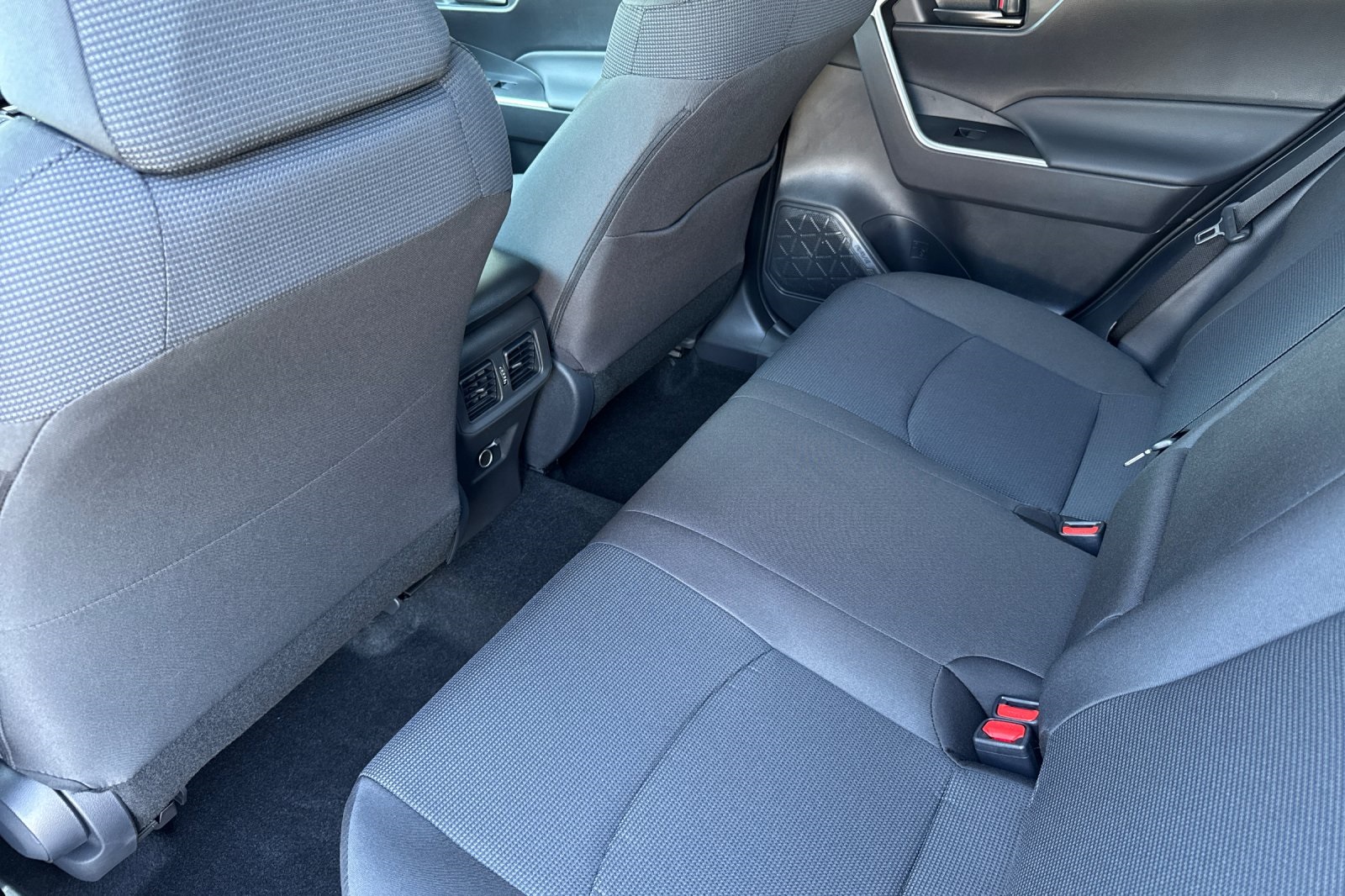 2025 Toyota RAV4 LE photo 5