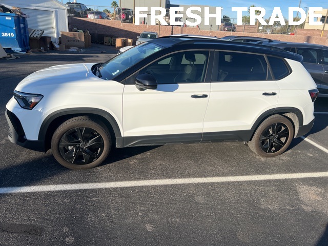 2025 Volkswagen Taos SE Black's photo