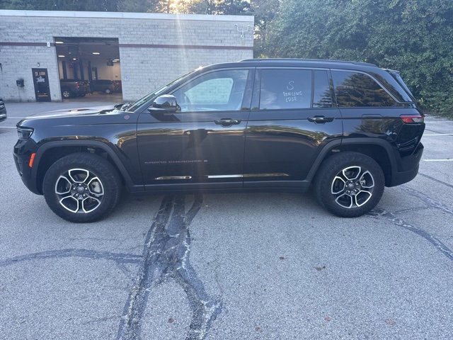 2022 Jeep Grand Cherokee Trailhawk photo 2