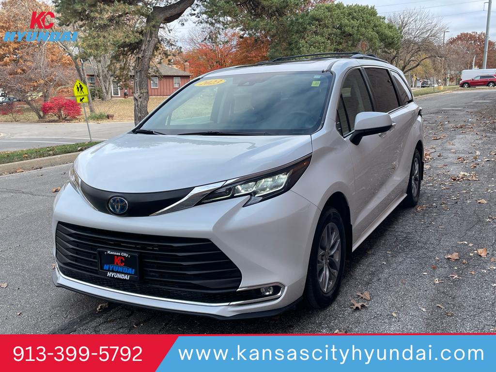 2023 Toyota Sienna XLE's photo