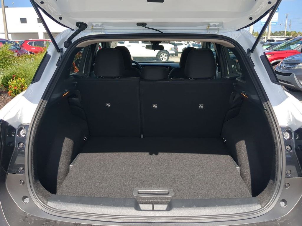 2025 Nissan Kicks SV photo 4