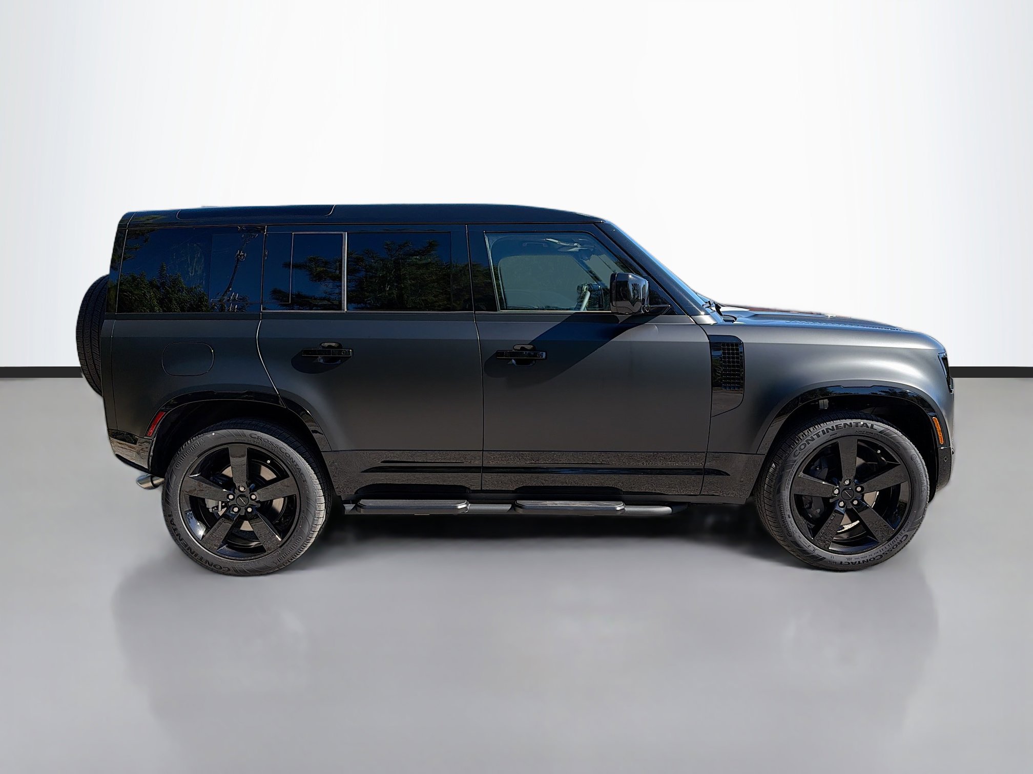 2026 Land Rover Defender 110 X-Dynamic SE photo 3