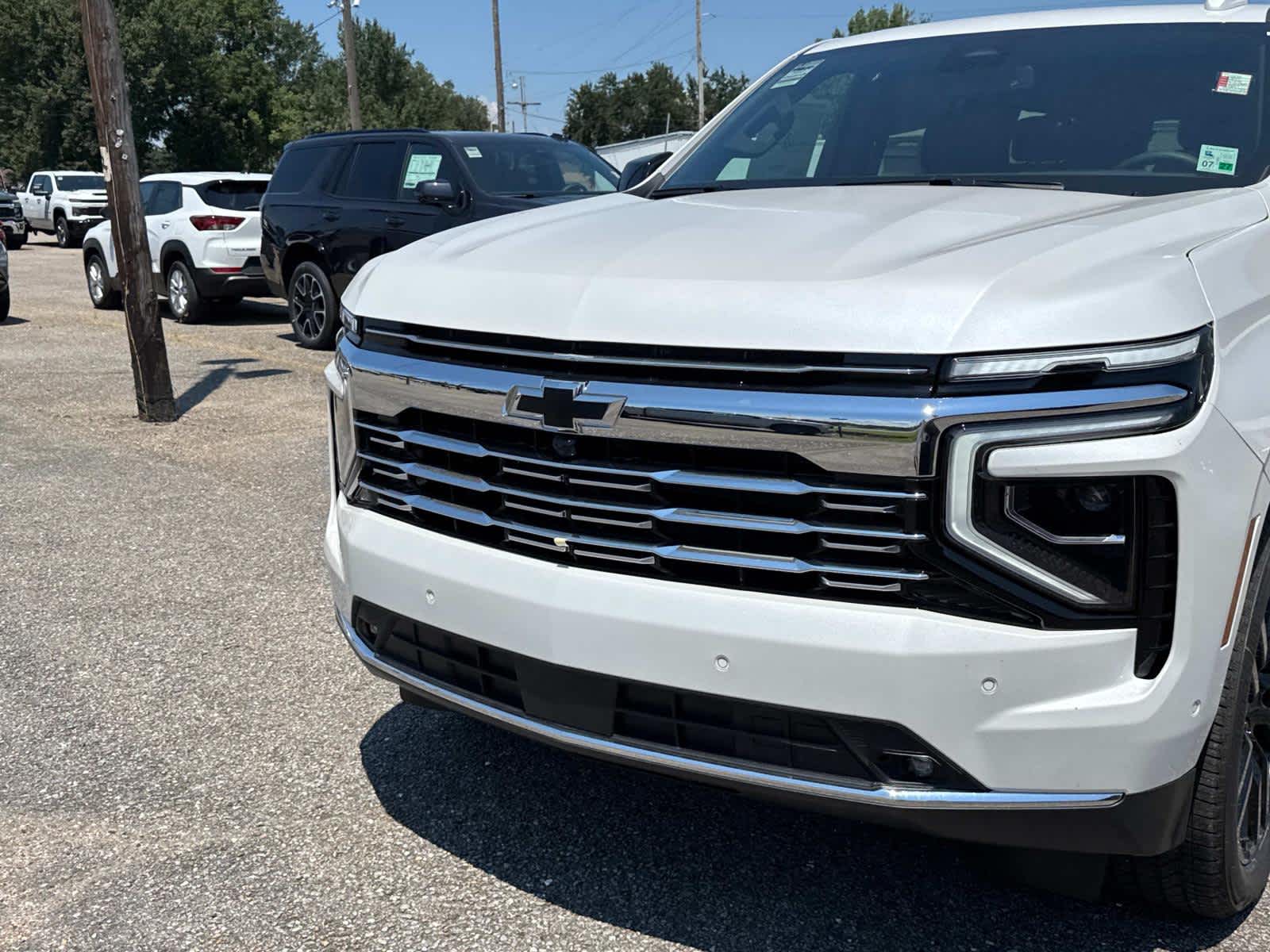 2025 Chevrolet Suburban Premier photo 2