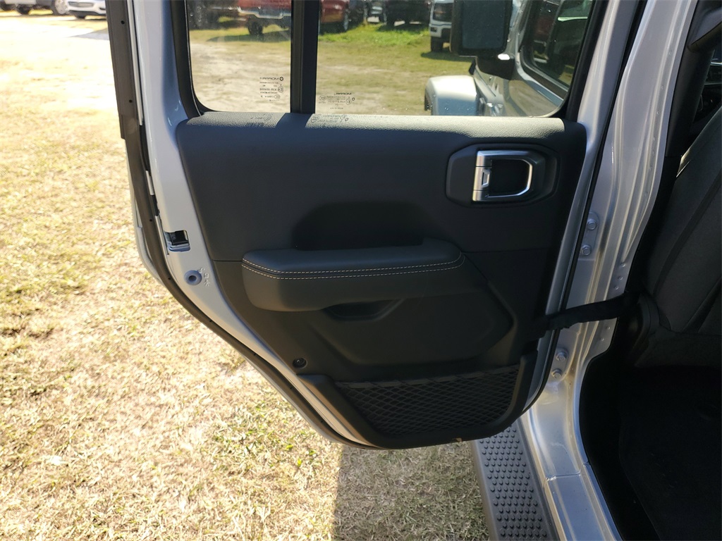 2024 Jeep Wrangler Sahara photo 27