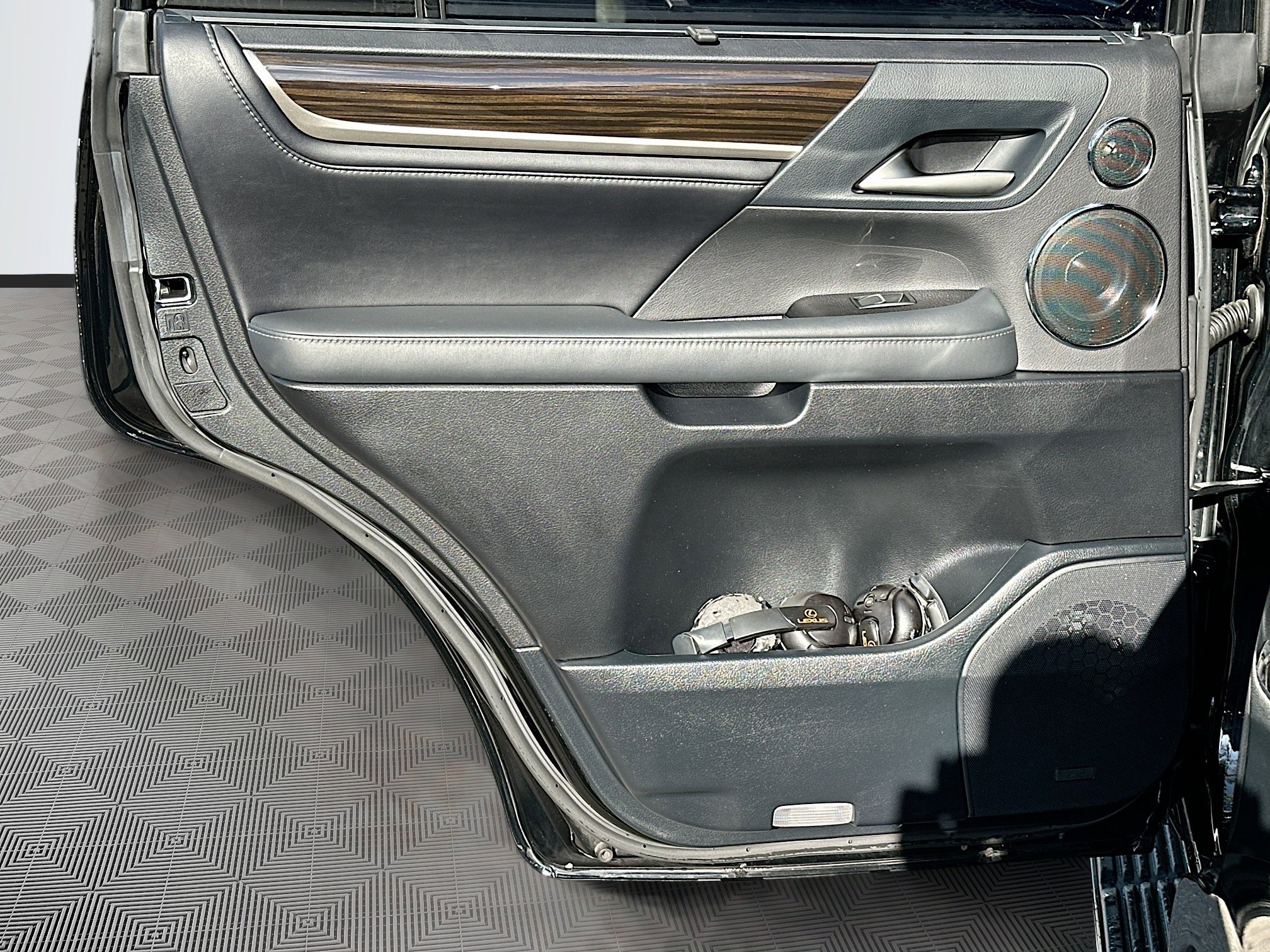 2020 Lexus LX 570 photo 29