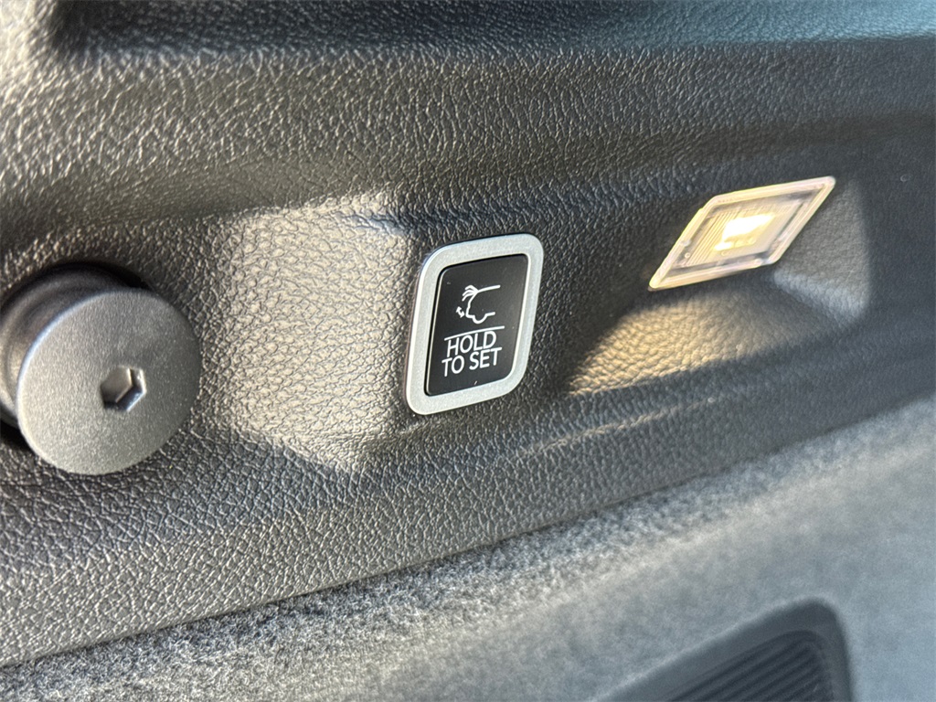 2025 Jeep Grand Cherokee Overland photo 12