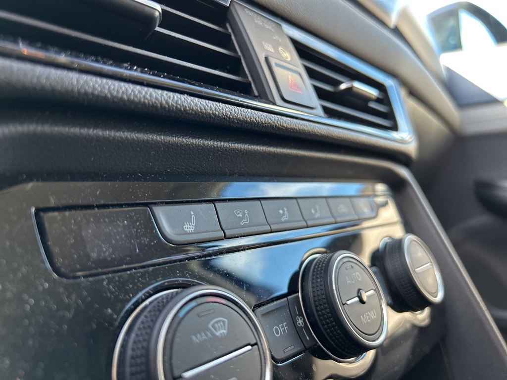 2024 Volkswagen Taos SE photo 2