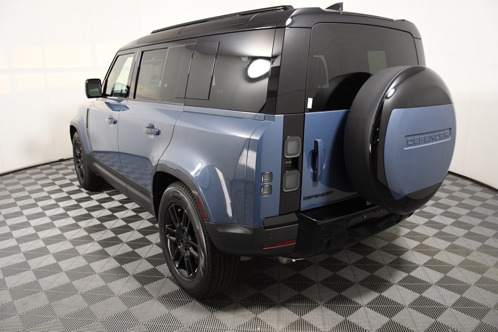 2026 Land Rover Defender 110 photo 4