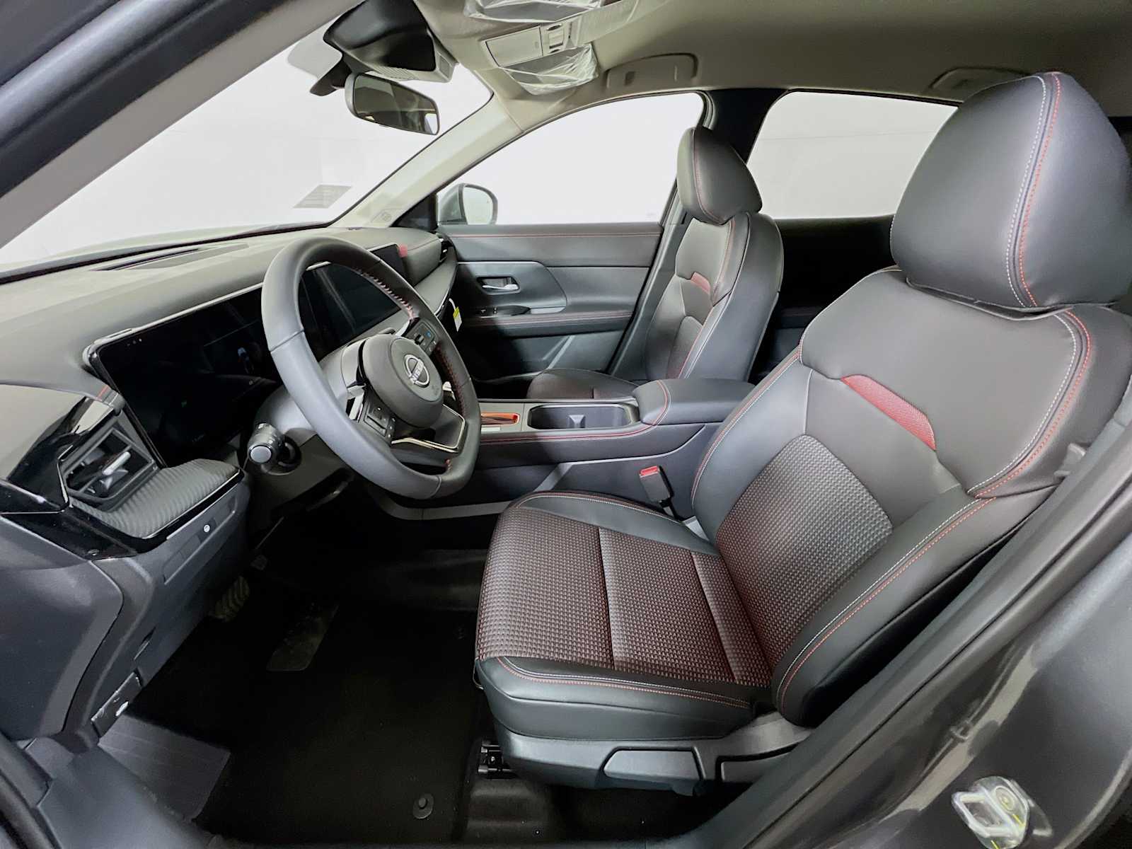 2025 Nissan Kicks SR photo 4