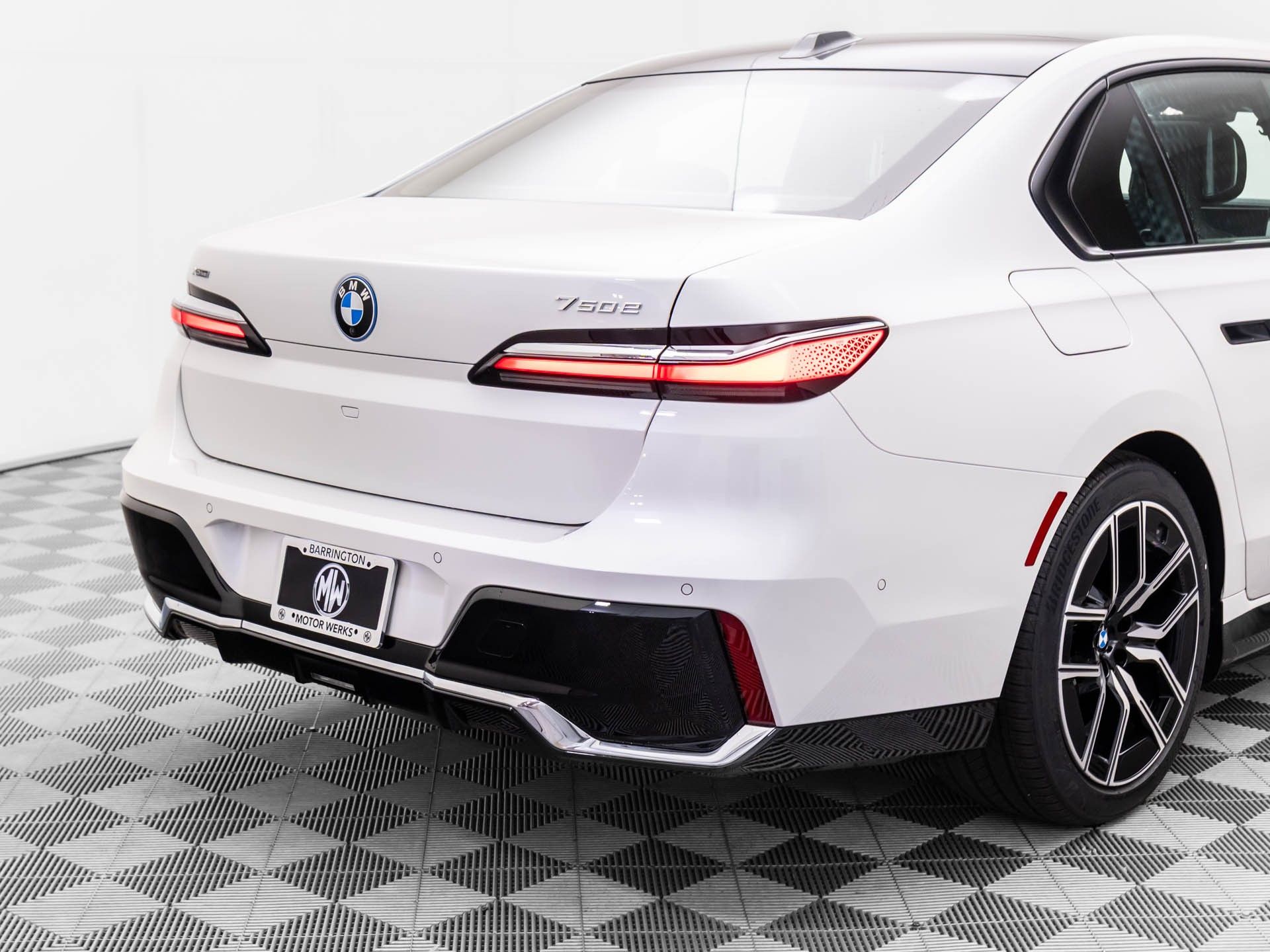 New 2025 Mineral White Metallic BMW 750e xDrive image 33