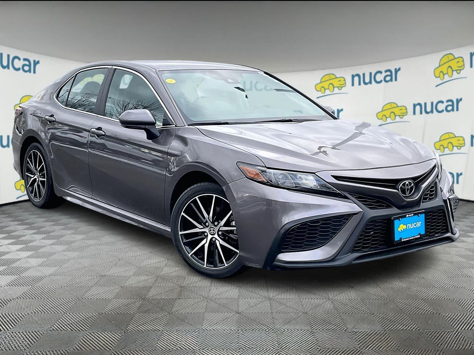 2024 Toyota Camry SE's photo