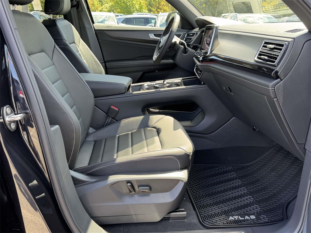 2026 Volkswagen Atlas Cross Sport SEL R-Line photo 16
