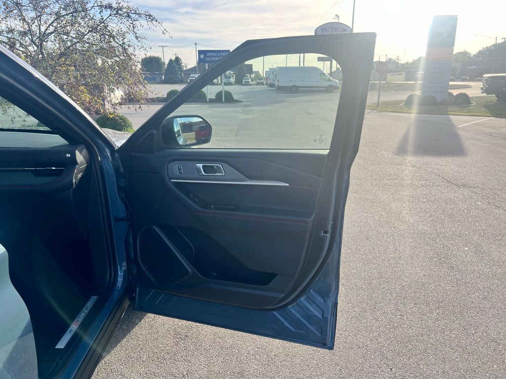 2025 Ford Explorer ST-Line photo 39