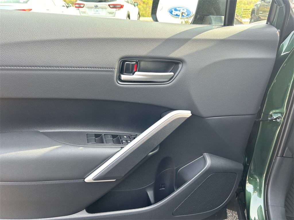 2025 Toyota Corolla Cross XLE photo 11