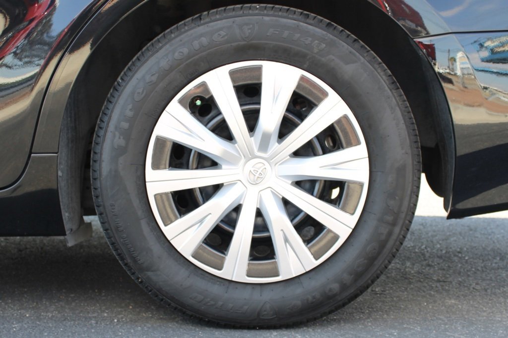 2022 Toyota Camry Hybrid LE photo 2