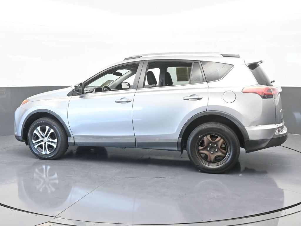 2017 Toyota RAV4 LE photo 3