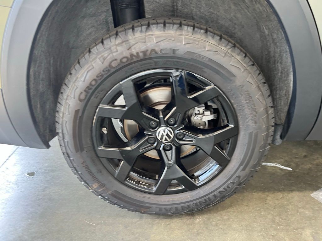 2025 Volkswagen Atlas Peak Edition SE photo 30