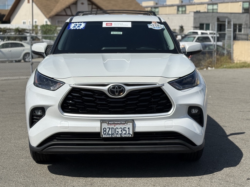 2022 Toyota Highlander LE photo 3