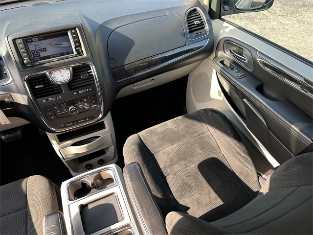 2012 Chrysler Town & Country Touring photo 17