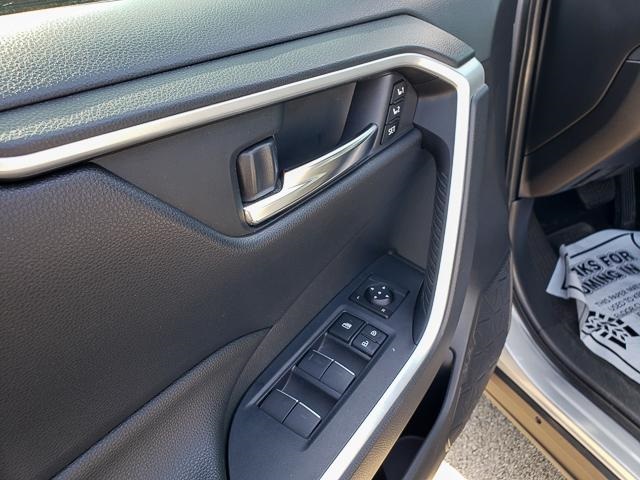 2022 Toyota RAV4 Hybrid XLE Premium photo 8