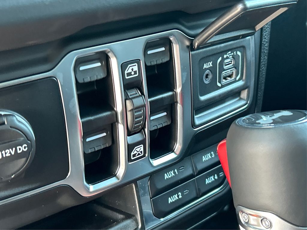2025 Jeep Wrangler Sahara photo 37