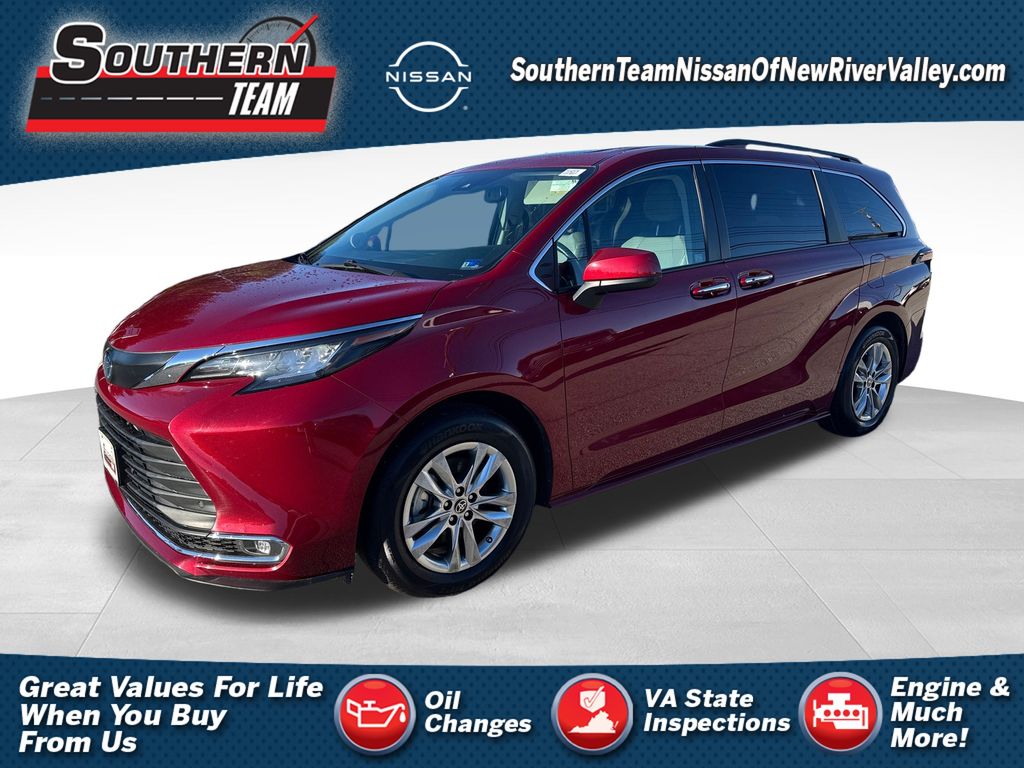 2022 Toyota Sienna XLE's photo