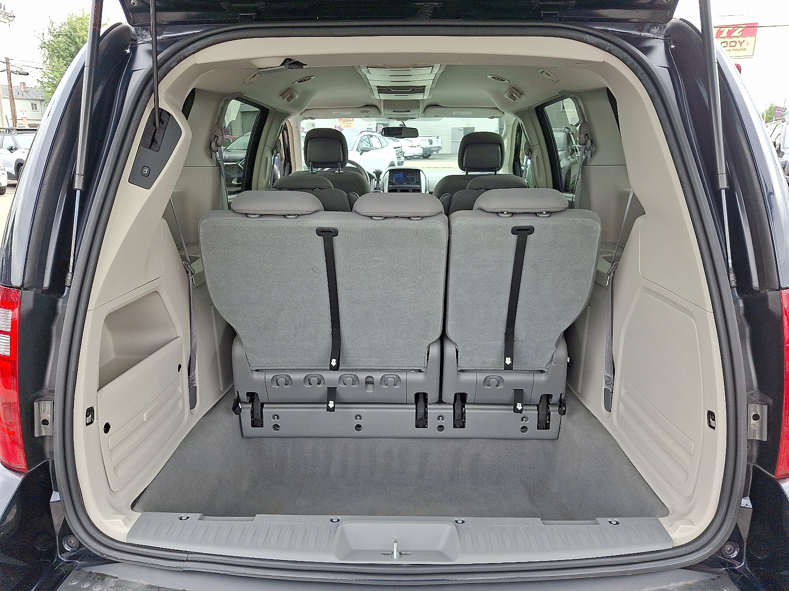 2010 Dodge Grand Caravan SXT Crew photo 26