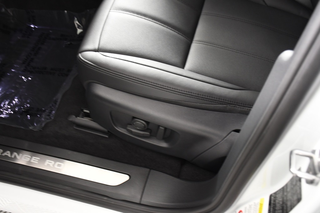 2026 Land Rover Range Rover Evoque Dynamic SE photo 16