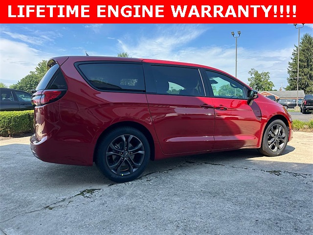 2026 Chrysler Pacifica photo 4