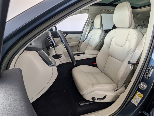 2023 Volvo XC60 Recharge Hybrid T8 Plus photo 5