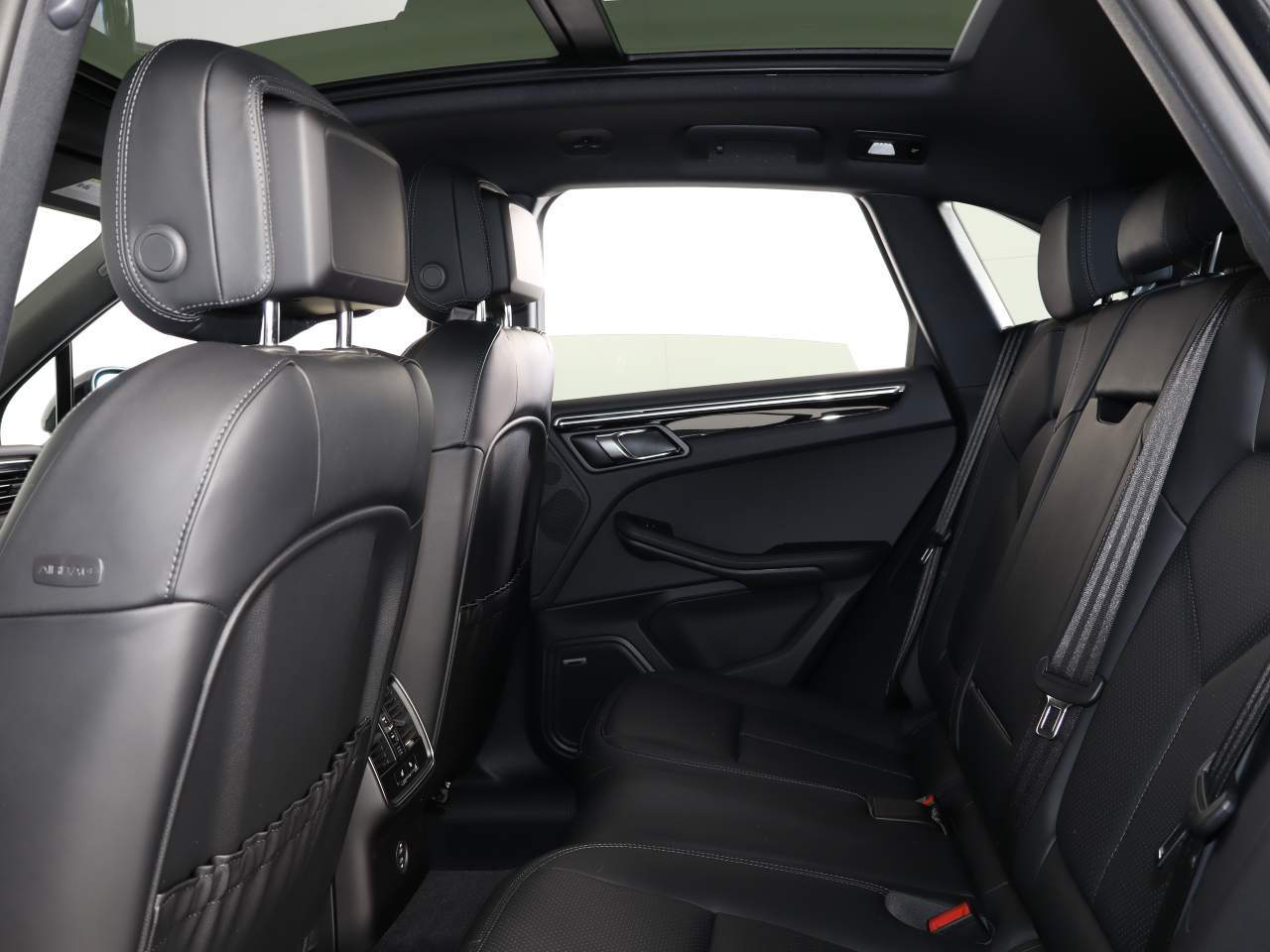 2025 Porsche Macan photo 15