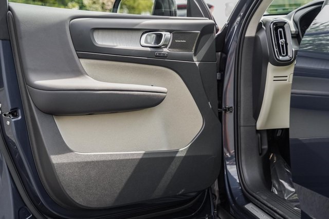 2026 Volvo XC40 AWD photo 29
