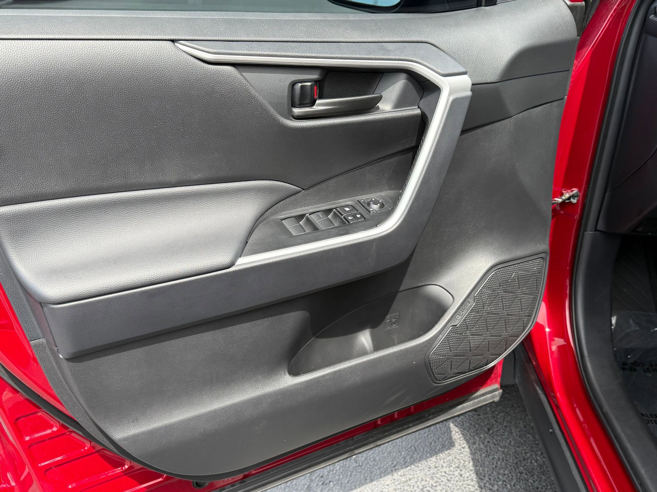 2025 Toyota RAV4 LE photo 10