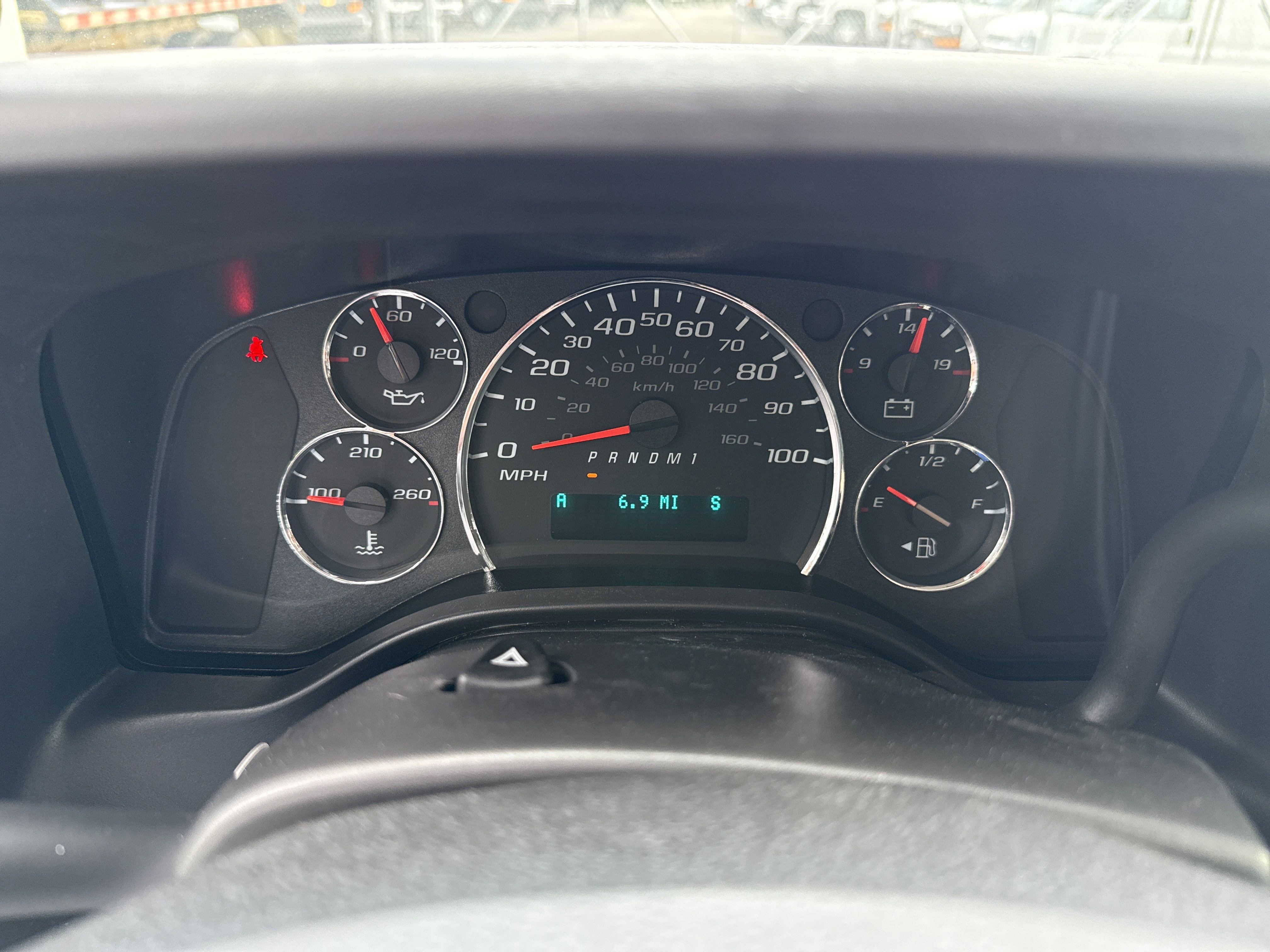 2025 Chevrolet Express Passenger 3500 photo 3