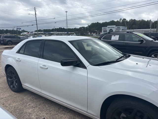 2022 Chrysler 300 Touring photo 2
