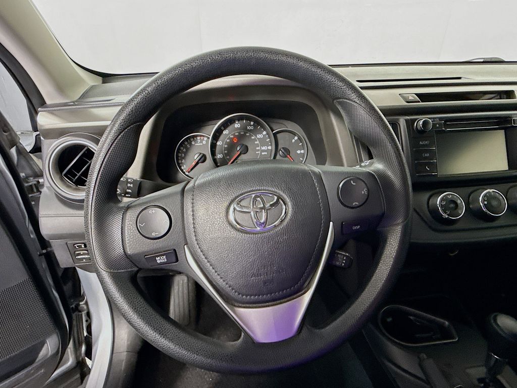 2016 Toyota RAV4 LE photo 8