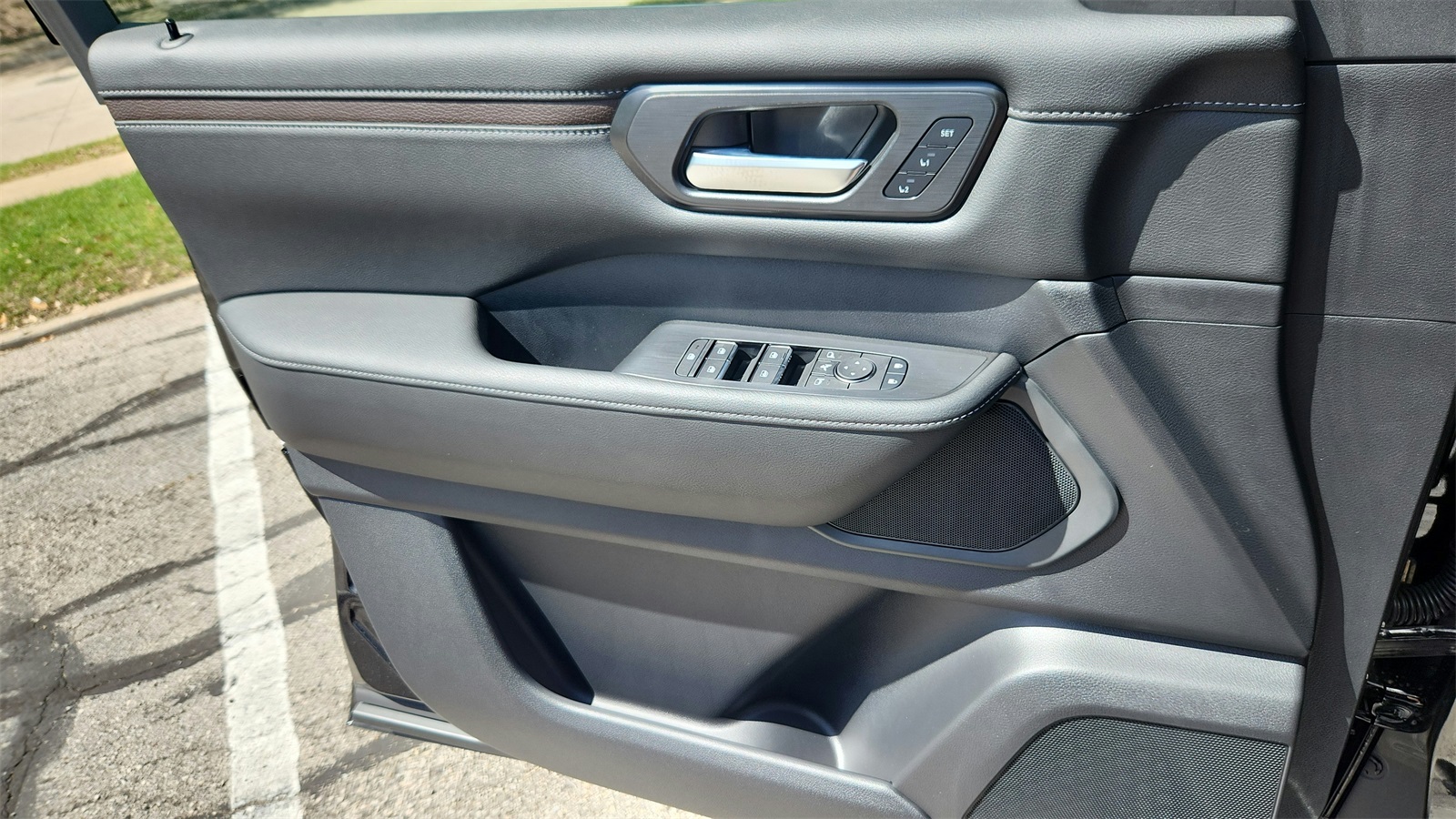 2025 Nissan Armada SL photo 17