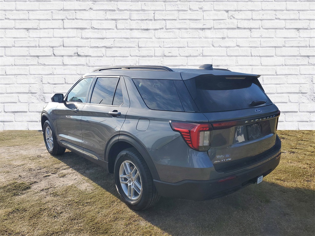 2025 Ford Explorer photo 3